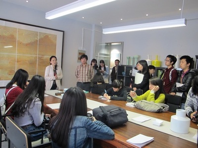 光影與人文的對話 學生記者走進曇華林，探秘舞臺藝術造型的幕后策劃